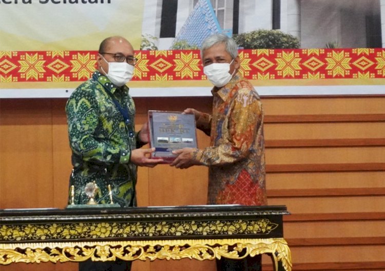 Bupati OKI, Iskandar saat menerima predikat WTP yang ke-11 atas LHP BPK. (Istimewa/rmolsumsel.id)