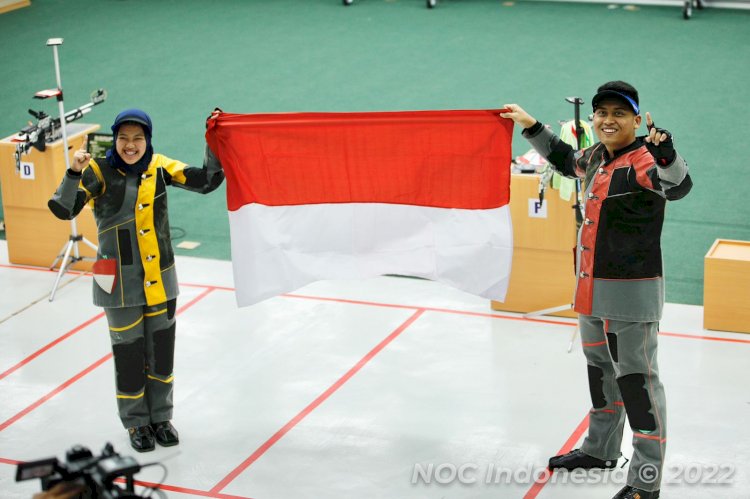 Penembak Indonesia Fathur Gustafian/Citra Dewi Resti meraih medali emas nomor Mixed Team Air Rifle SEA Games XXXI, Rabu (18/5). (NOC Indonesia/rmolsumsel.id)