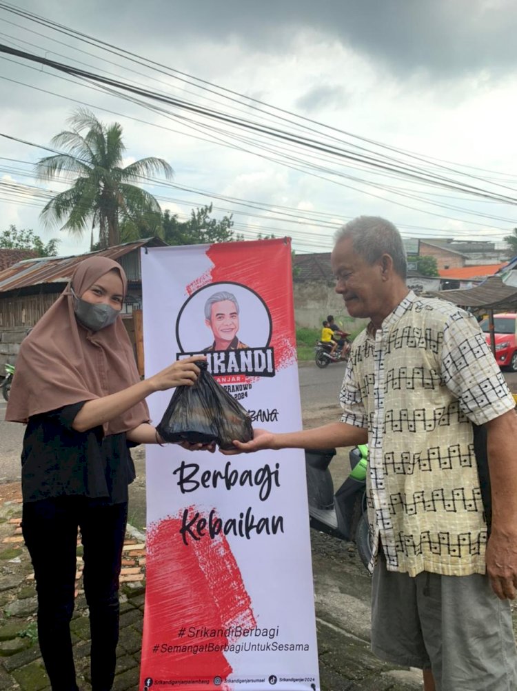 Srikandi Ganjar Sumsel saat menggelar aksi bakti sosial. (ist/rmolsumsel.id)