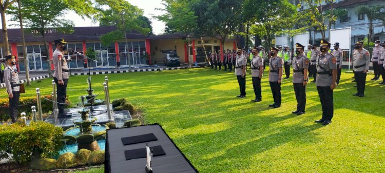 Kapolres Muara Enim AKBP Aris Rusdiyanto memimpin sertijab tiga Kapolsek, Kamis (19/5). (Noviansyah/rmolsumsel.id)