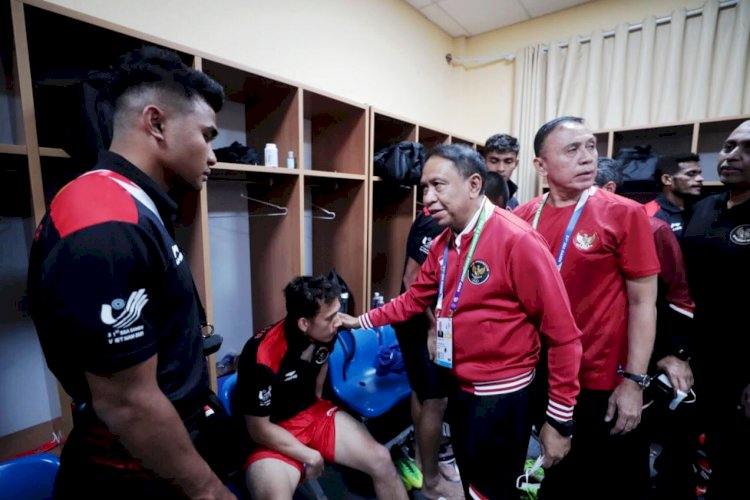 Menpora Zainudin Amali menyemangati Egy Maulana Vikri yang bersedih usai tim U23 Indonesia dikalahkan Thailand di semifinal SEA Games XXXI, Kamis (19/5). (Kemenpora/rmolsumsel.id)
