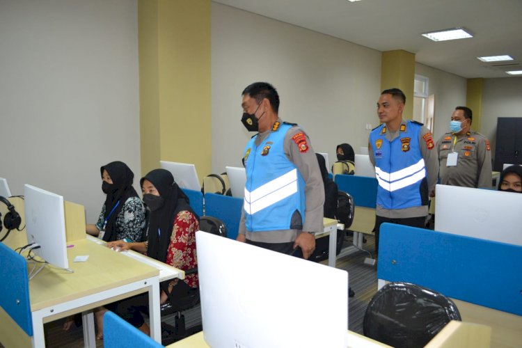 Karo SDM Polda Sumsel Kombes Ucu Kuspriyadi meninjau pelaksanaan Uji Akademik Penerimaan Terpadu Bintara Polri TA 2022 Panda Polda Sumsel di Laboratorium Komputer UIN Raden Fatah Palembang, Kamis (19/5).(Ist/rmolsumsel.id)
