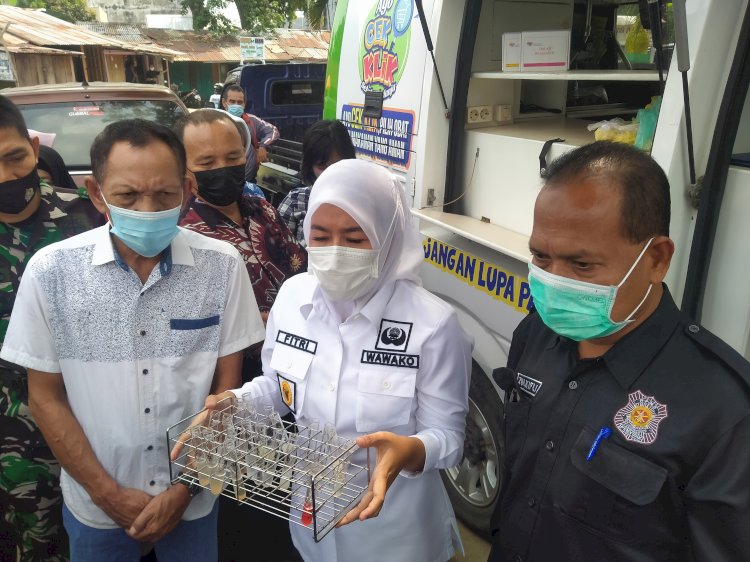 Wakil Walikota Palembang, Fitrianti Agustinda didampingi BBPOM saat meninjau pasar tradisional di Palembang. (Humaidy Kennedy/rmolsumsel.id)