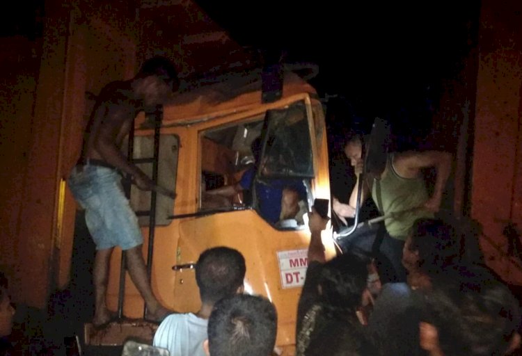 Warga mengevakuasi sopir dump truk angkutan Batubara  yang tewas kecelakaan di jalan khusus batubara/fot:ist