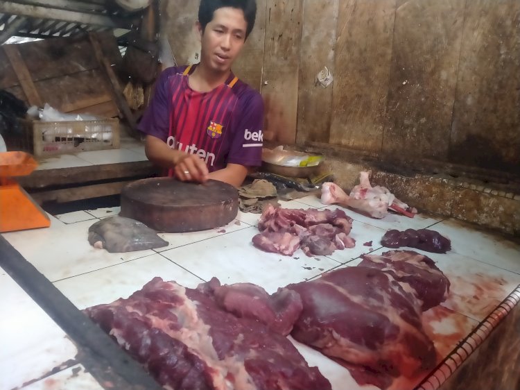 Madon, pedagang daging sapi segar di Pasar Palimo. (Humaidy Aditya Kenedy/Rmolsumsel.id). 