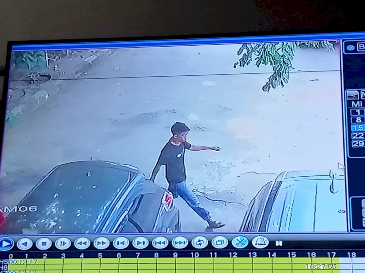 Pelaku yang terekam CCTV saat masuk kantor Bappeda Sumsel dan membawa kabur motor korban WI. (Istimewa/rmolsumsel.id)