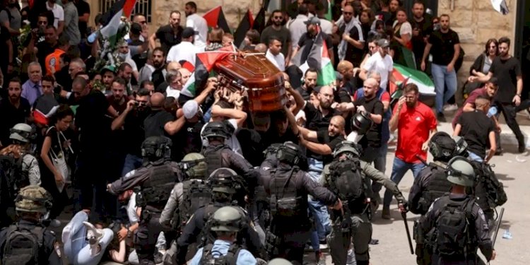 Pasukan Israel menyerang pelayat Palestina saat mereka membawa peti mati Shireen Abu Akleh Palestina-Amerika di Yerusalem, 13 Mei 2022/Net