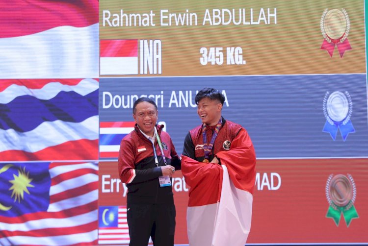 Menpora Zainudin Amali bersama lifter peraih emas SEA Games XXXI Vietnam sekaligus pemegang rekor baru kelas 73kg Erwin Rahmat Abdullah. (Kemenpora/rmolsumsel.id)
