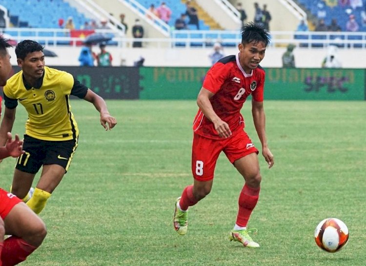 Gelandang Indonesia Witan Sulaeman menggiring bola melewati pemain Malaysia pada perebutan medali perunggu SEA Games XXXI Vietnam, Minggu sore (22/5). (PSSI/rmolsumsel.id)