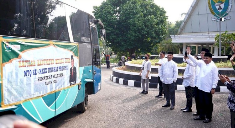 Plh Bupati Muara Enim Kurniawan melepas kafilah Muara Enim menuju Palembang untuk mengikuti MTQ ke-29 tingkat Provinsi Sumsel. (Diskominfo Muara Enim/rmolsumsel.id)