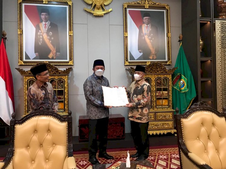 Gubernur Sumsel, Herman Deru saat menyerahkan SK Plh kepada Apriyadi di Griya Agung Palembang, Minggu malam (22/5). (Alwi Alim/rmolsumsel.id)