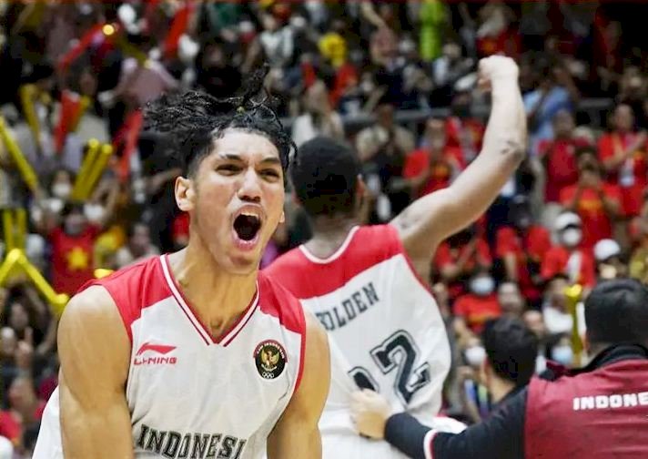 Center tim basket putra Indonesia Derrick Xzavierro melakukan selebrasi usai memastikan medali emas usai mengalahkan Filipina di final SEA Games 2021, Minggu (22/5). (timindonesiaofficial/rmolsumsel.id)
