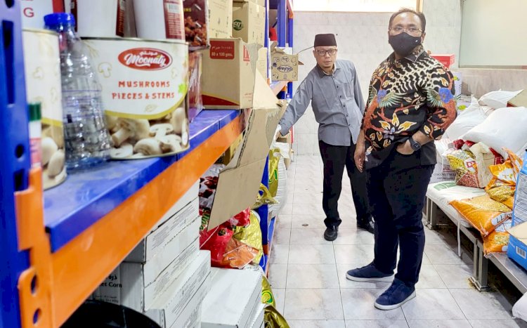 Menteri Agama RI Yaqut Cholil Qoumas saat meninjau salah satu katering di Madinah yang dikontrak untuk menyediakan konsumsi untuk jemaah Indonesia di musim haji 1443 H/2022 M. (Kemenag/rmolsumsel.id)