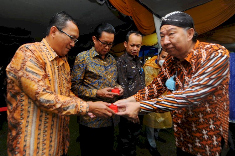 HUT Ke-50 REI, Ketum DPP REI Sematkan Pin Emas kepada Dirut BTN./Ist