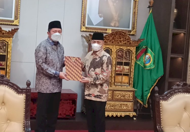 Gubernur Sumsel Herman Deru, menyerahkan Surat Keputusan (SK) Pelaksana Harian (Plh) Musi Banyuasin (Muba), kepada Apriyadi, di Griya Agung Palembang, Minggu malam (22/5)