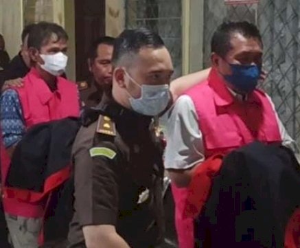 Mantan Kepala Dispenda OKU Fahmiyudin dan Bendahara Dispenda Syaiful digiring pegawai Kejari OKU ke Rutan Klas IIB Baturaja usai ditetapkan menjadi tersangka korupsi pajak daerah tahun 2015. (Ist/rmolsumsel.id)
