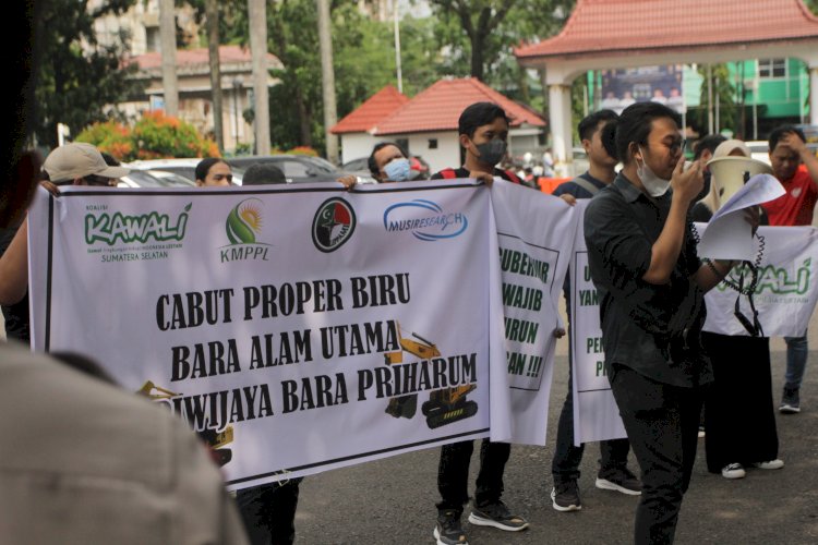 Massa menggeruduk Kantor Pemprov Sumsel meminta pemerintah mencabut proper biru PT BAU dan SBP lantaran dinilai janggal. (Humaidy Aditya Kenedy/Rmolsumsel.id). 
