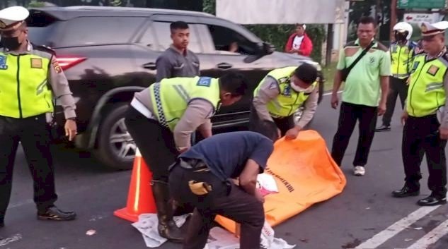 Petugas mengevakuasi jenazah Rahmad dari tempat kejadian kecelakaan lalulintas/ist