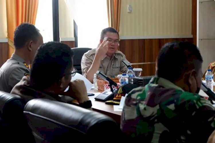 Wali Kota Pagar Alam Alpian Maskoni saat memimpin rapat antisipasi penyakit mulut dan kuku pada ternak, Selasa (24/5). (Humas Pagar Alam/rmolsumsel.id)