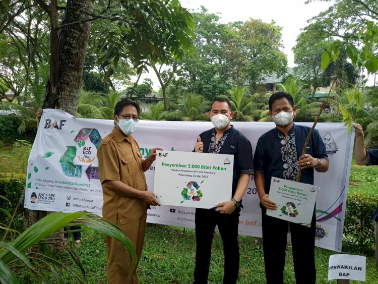 Area Office Head BAF Palembang, Dedi Kosmen menyerahkan bibit pohon kepada Dinas Lingkungan Hidup & Kebersihan Kota Palembang, Alex Ferdinandus, Selasa (24/5)/ist
