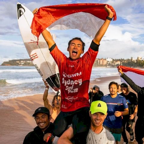 Peselancar Indonesia Rio Waida melakukan selebrasi usai menjuarai Sydney Surf Pro 2022. (riowaida_/rmolsumsel.id)