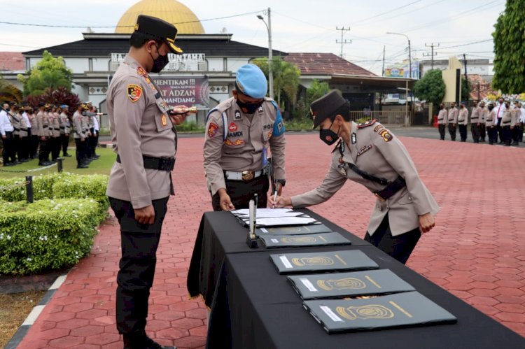 Kapolres Muba AKBP Alamsyah Pelupessy memimpin upacara serah terima jabatan pejabat Polres Muba. (Ist). 