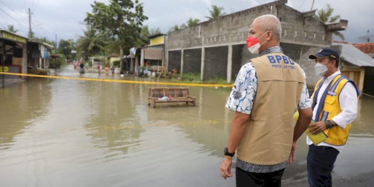 Gubernur Jawa Tengah Ganjar Pranowo saat memantau banjir/Net