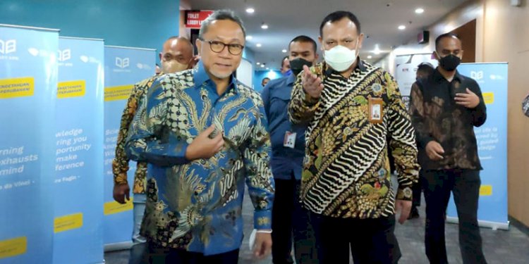 Ketua Umum PAN, Zulkifli Hasan (kiri) bersama Ketua KPK, Firli Bahuri. (Istimewa/net)