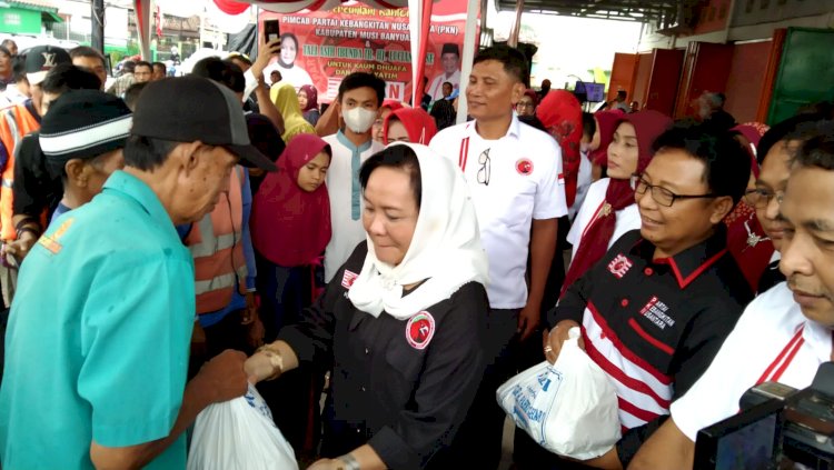 Ketua PimdaPKN Sumsel Lucianty membagikan sembako usai meresmikan Kantor PKN Muba seeta memimpin Rakorcab dan Pengukuhan pengurus PKN se-Kecamatan Muba, di Sekayu, Rabu (25/5/2022). (Amarullah Diansyah/Rmolsumsel.id). 