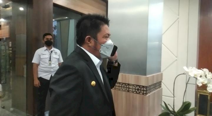 Gubernur Sumsel, Herman Deru saat ditelpon oleh Sekjen Kemendagri terkait pelantikan Pj Bupati Muba, Rabu (25/5). (Alwi Alim/rmolsumsel.id)