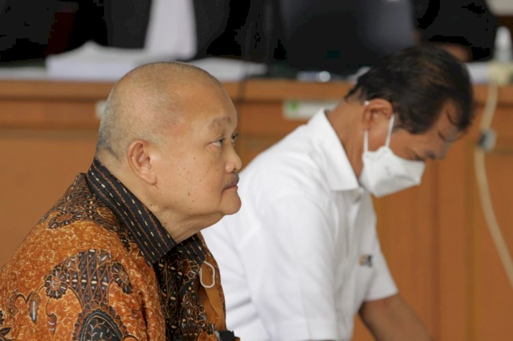 Mantan Gubernur Sumsel Alex Noerdin dan Muddai Madang ketika dihadirkan secara langsung di persidangan beberapa waktu lalu/Foto:Humaidy Kennedy