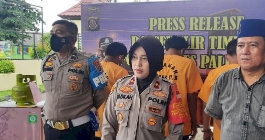 Para pelaku pencurian saat diamankan di Mapolsek IT II Palembang. (Ist). 