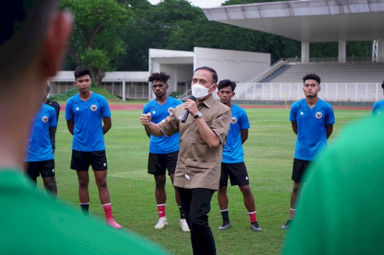 Ketua Umum PSSI Mochamad Iriawan memberikan motivasi kepada tim U19 Indonesia yang akan mengikuti Toulon Cup 2022 di Perancis. (PSSI/rmolsumsel.id)