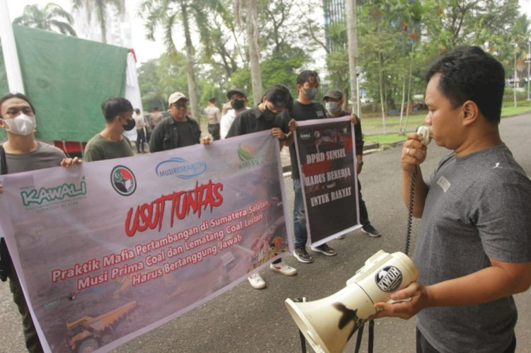 Aksi Kawali Sumsel di Halaman DPRD Sumsel, Jumat (27/5). (RMOLSumsel.id)