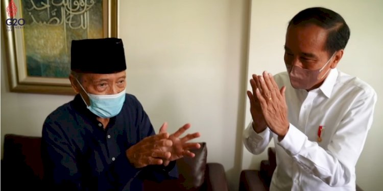 Presiden Joko Widodo saat menjenguk Buya Syafii Maarif/Ist