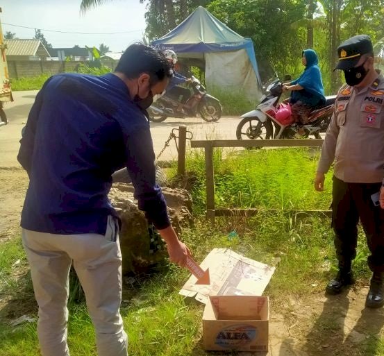 Anggota polisi daat melakukan evakuasi dan olah TKP penemuan mayat bayi perempuan. (Ist). 