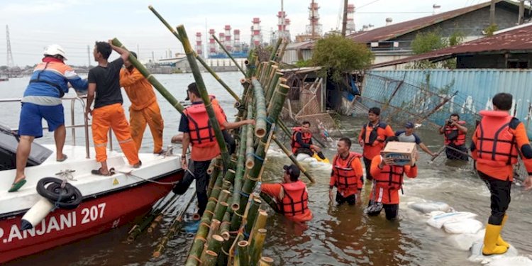 BPBD gabungan sedang menangani tanggul jebol akibat banjir rob Semarang/Ist