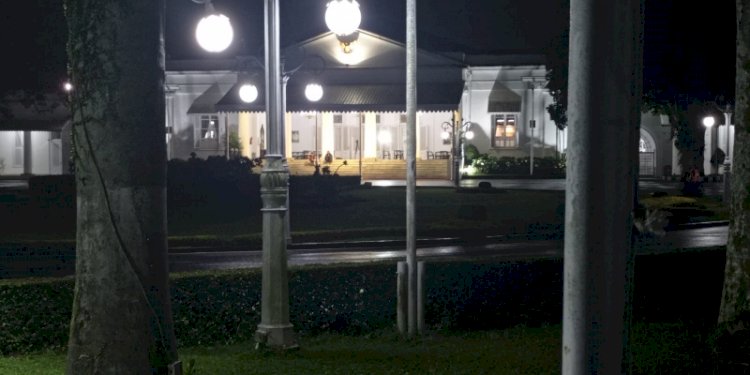 Suasana rumah dinas Gubernur Jawa Barat, Ridwan Kamil yang sepi pasca Eril dikabarkan hilang di Sungai Aare, Swiss. (rmoljabar.id)