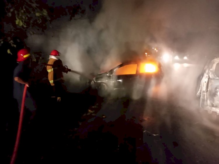 Kondisi mobil yang terbakar usai terjadi tabrakan. (Istimewa/rmolsumsel.id)