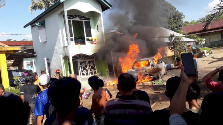 Kondisi mobil avanza yang hangus terbakar. (Noviansyah/rmolsumsel.id)