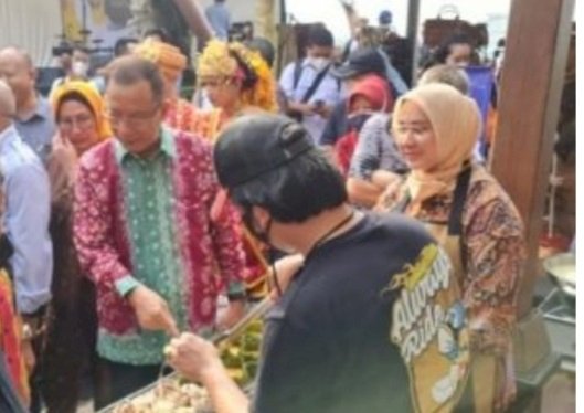 Kepala Disbudpar Sumsel, Aufa Syahrizal saat menghadiri Festival Jajan Pempek di Tangerang. (Istimewa/rmolsumsel.id)