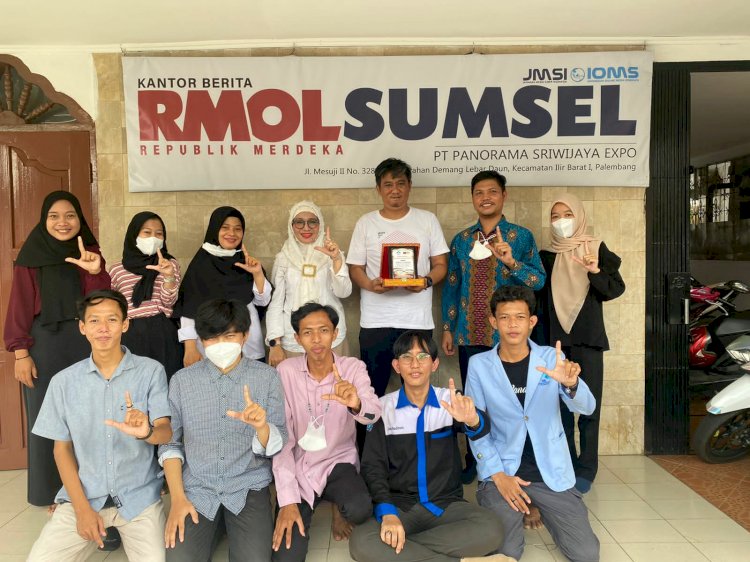 Mahasiswa Prodi Jurnalistik UIN Raden Fatah Palembang menyelesaikan kegiatan magang di Kantor Berita RMOLSumsel. (Ist). 