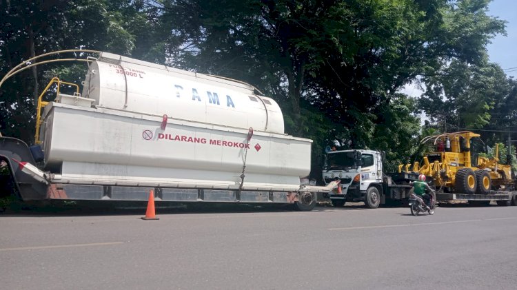 Truk trailer yang tengah mengangkut tangki bahan bakar berkapasitas 35.000 liter. (ist/rmolsumsel.id)