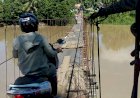 Dua Tahun Rusak, Warga Perbaiki Jembatan Gantung secara Swadaya