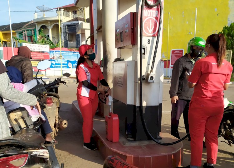 Pengisian BBM menggunakan jerigen di salah satu SPBU di Kota Palembang/Foto:Dok RMOL
