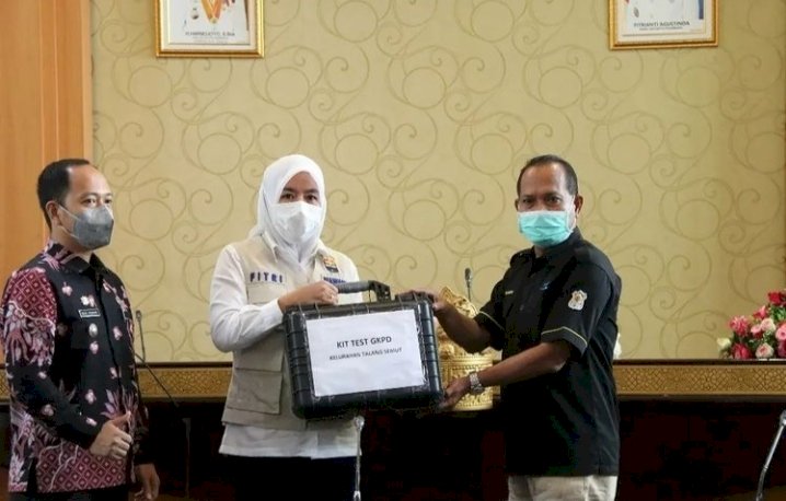 Wakil Walikota Palembang, Fitrianti Agustinda saat menerima simbolis alat uji sampel makanan dari BBPOM Palembang, (Humaidy Kennedy/rmolsumsel.id)