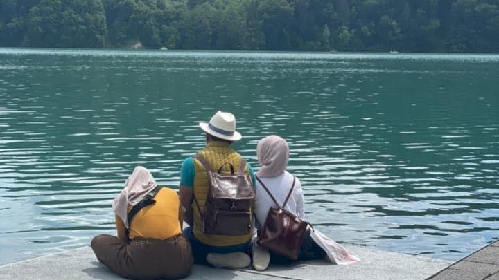 Gubernur Jawa Barat, Ridwan Kamil bersama keluarganya saat melihat Sungai Aare, tempat Eril hilang. (Istimewa/net)