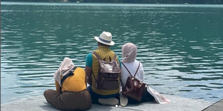 Ridwan Kamil bersama Atalia Praratya dan putrinya, Camillia Laetitia Azzahra duduk di tepi Sungai Aare, Bern, Swiss/Net
