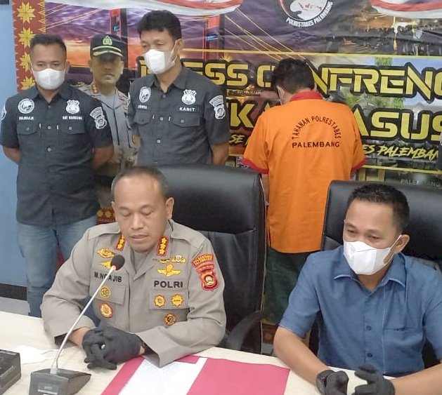 Kapolrestabes Palembang Kombes Pol Mokhamad Ngajib didampingi Kasat Narkoba Kompol Mario Ivandry, saat menggelar pers rilis,Jumat (3/6/2022). (Ist). 