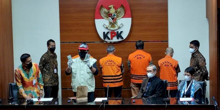 Wakil Ketua KPK Alexander Marwata (duduk dua dari kanan) saat ungkap tangkap tangan perkara suap IMBdi Pemkot Yogyakarta/RMOL